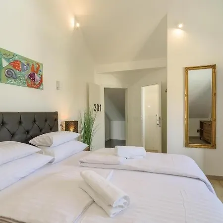 With A Parking Space - 24051 3* トロギール